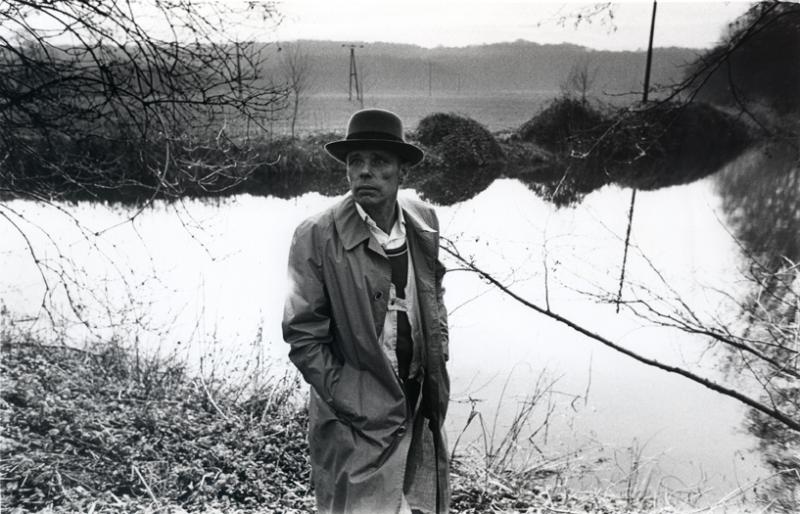 kunstenaar beuys bij een poel in 1978
