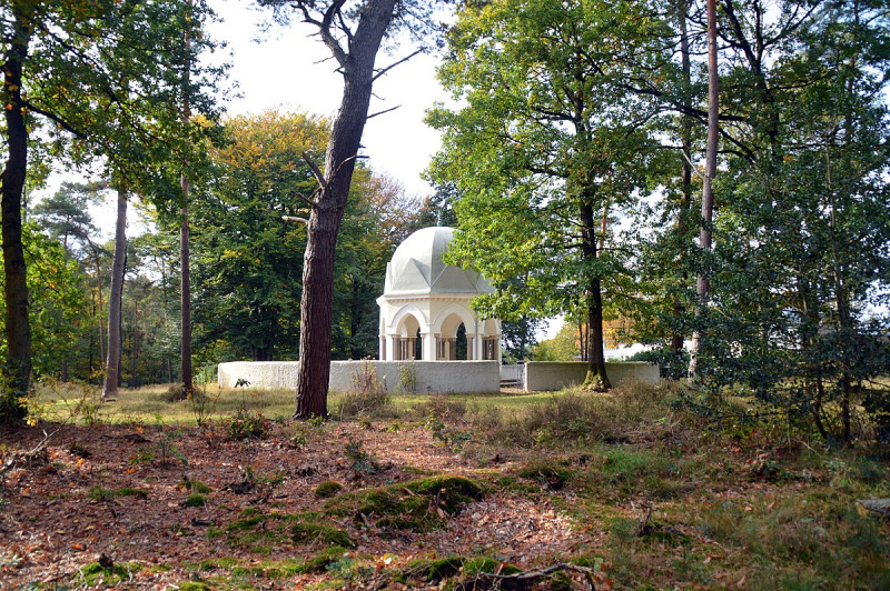 begraafplaats met bomen en koepeltje