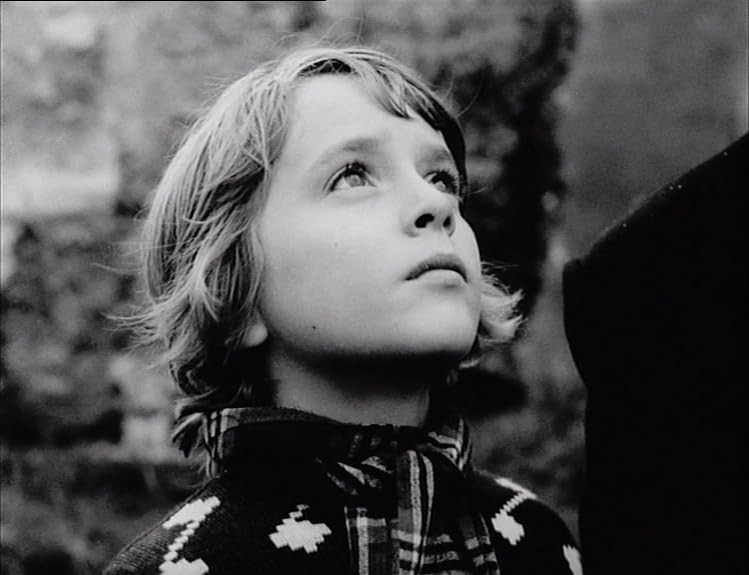 zwart-wit-still uit de film De komst van Joachim Stiller met close up gezicht jongen