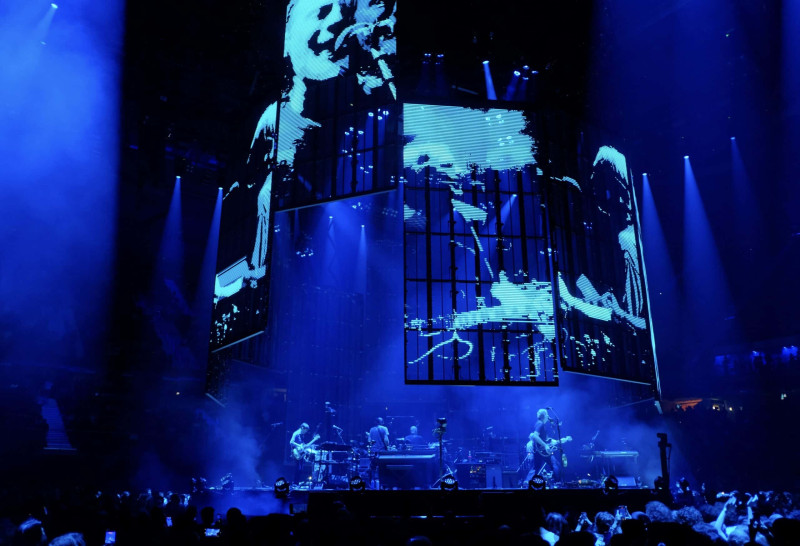de band Radiohead in actie tijdens concert
