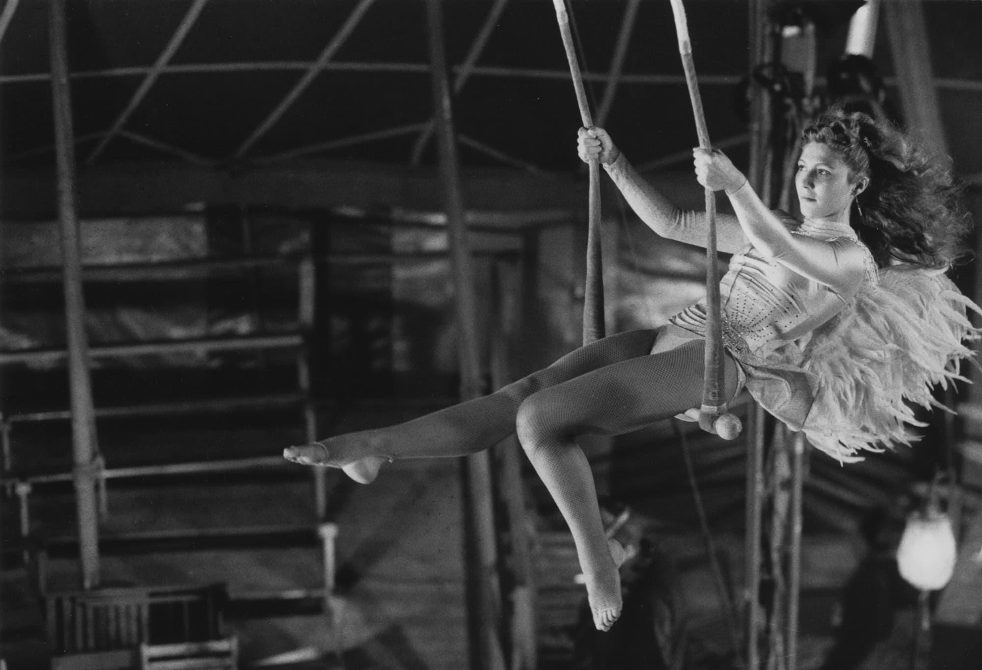 trapeze-artieste schommelt in de lucht