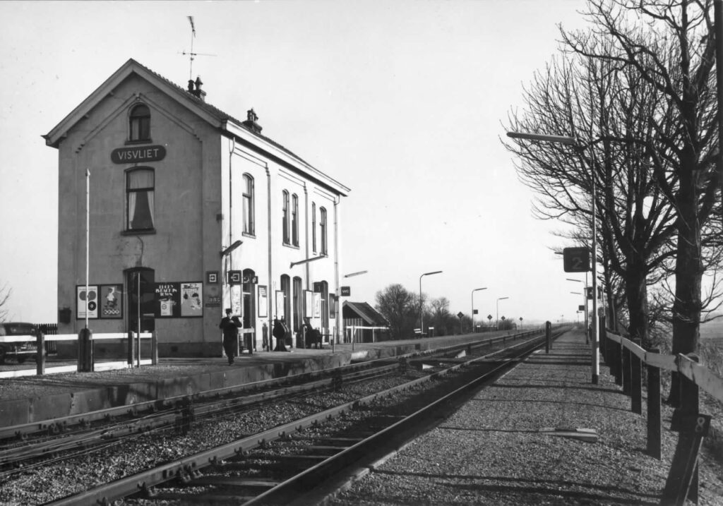 stationsgebouw en spoor in zwart-wit