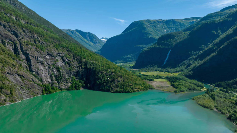 fjordmeer omringd door bergen en groen