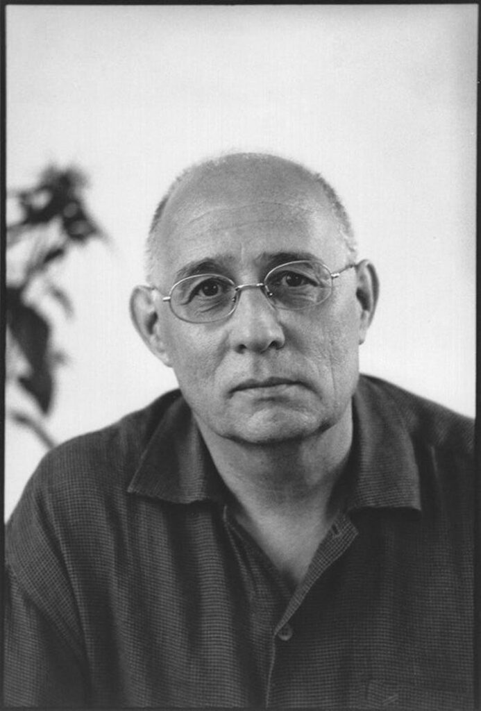 zwart-witportret van man met bril