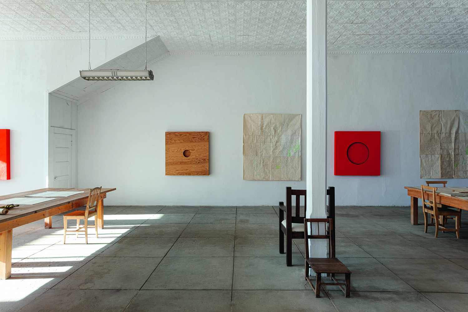 kunstwerken aan de muur in industriële ruimte