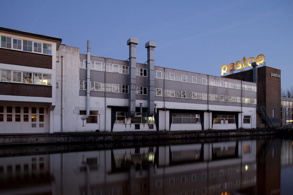 Pastoe-fabriek langs de Vaartsche Rijn in Rotsoord