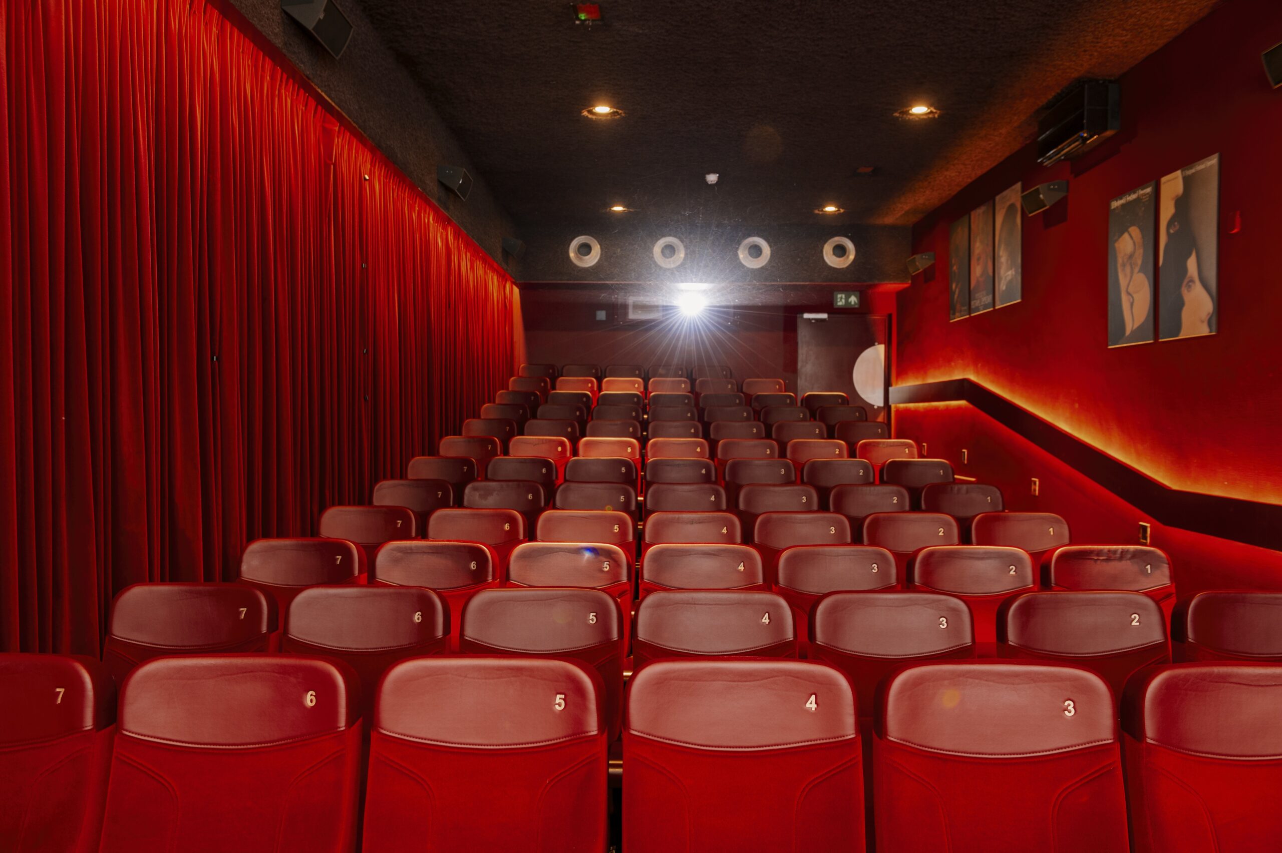 filmhuiszaal met stoelen