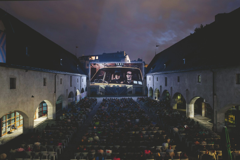 openluchtbios in de avond