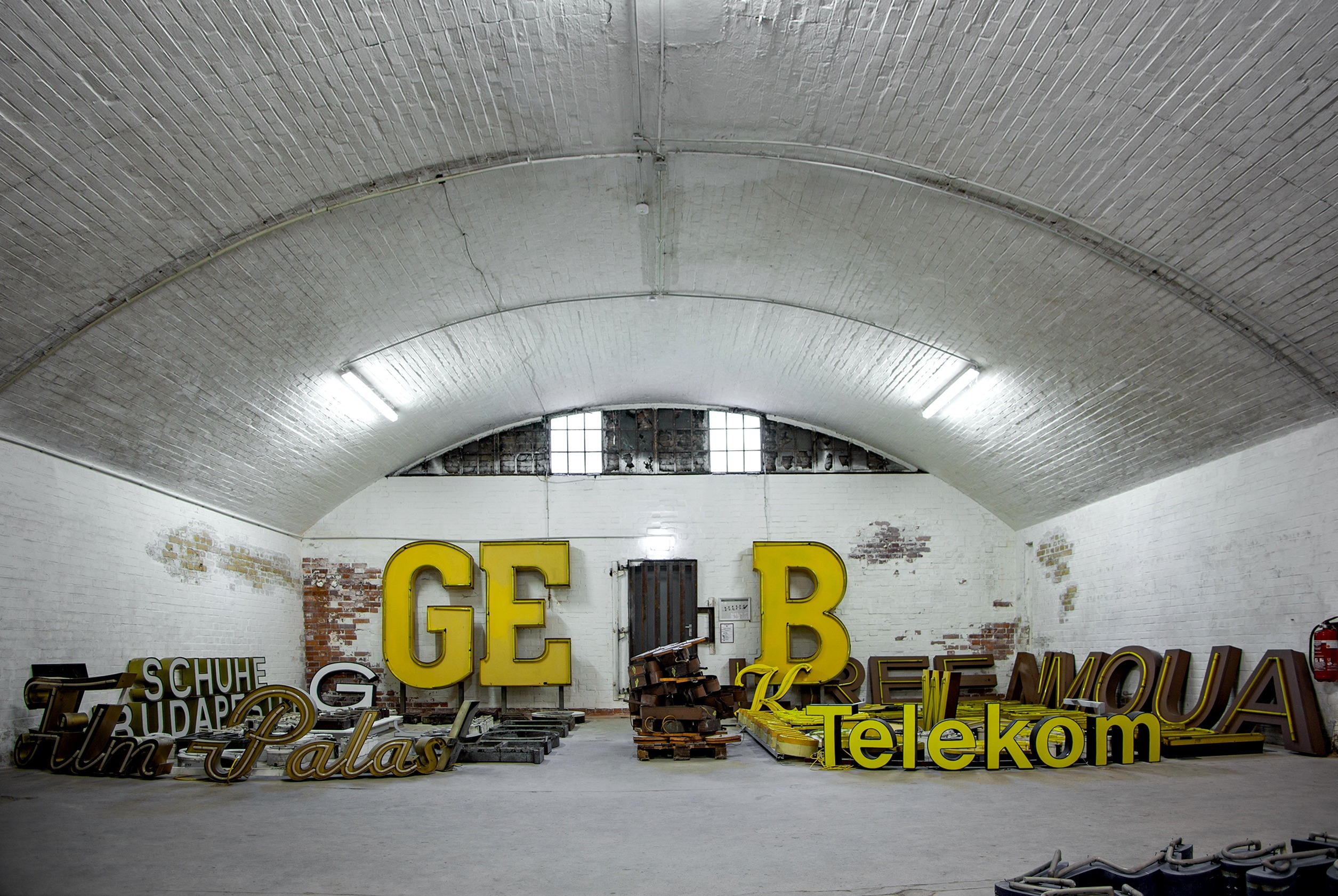 een hal met neonletters