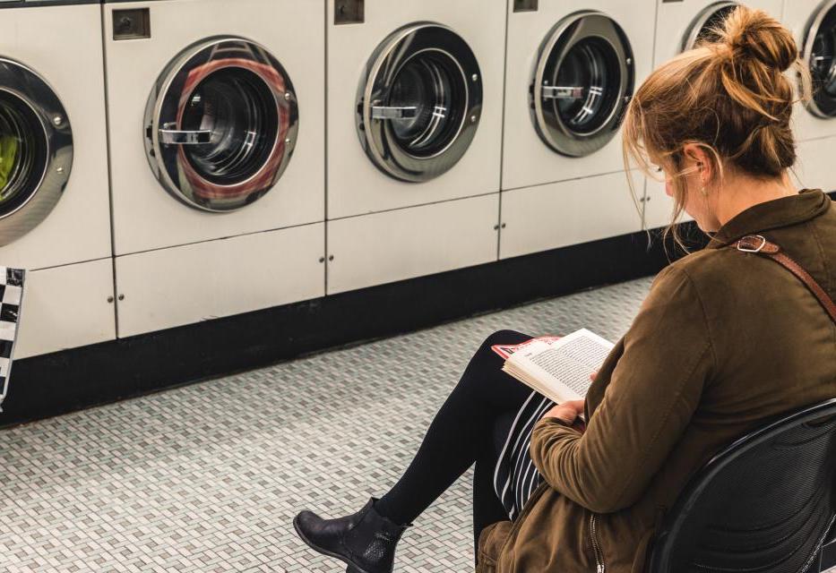 vrouw lezend in wasserette