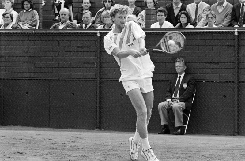 3283px-Tennis,_Melkhuisje_open_kampioenschappen_winnaar_Mecir_in_actie,_Bestanddeelnr_934-0435