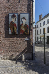Portretten van hout op stadsmuur