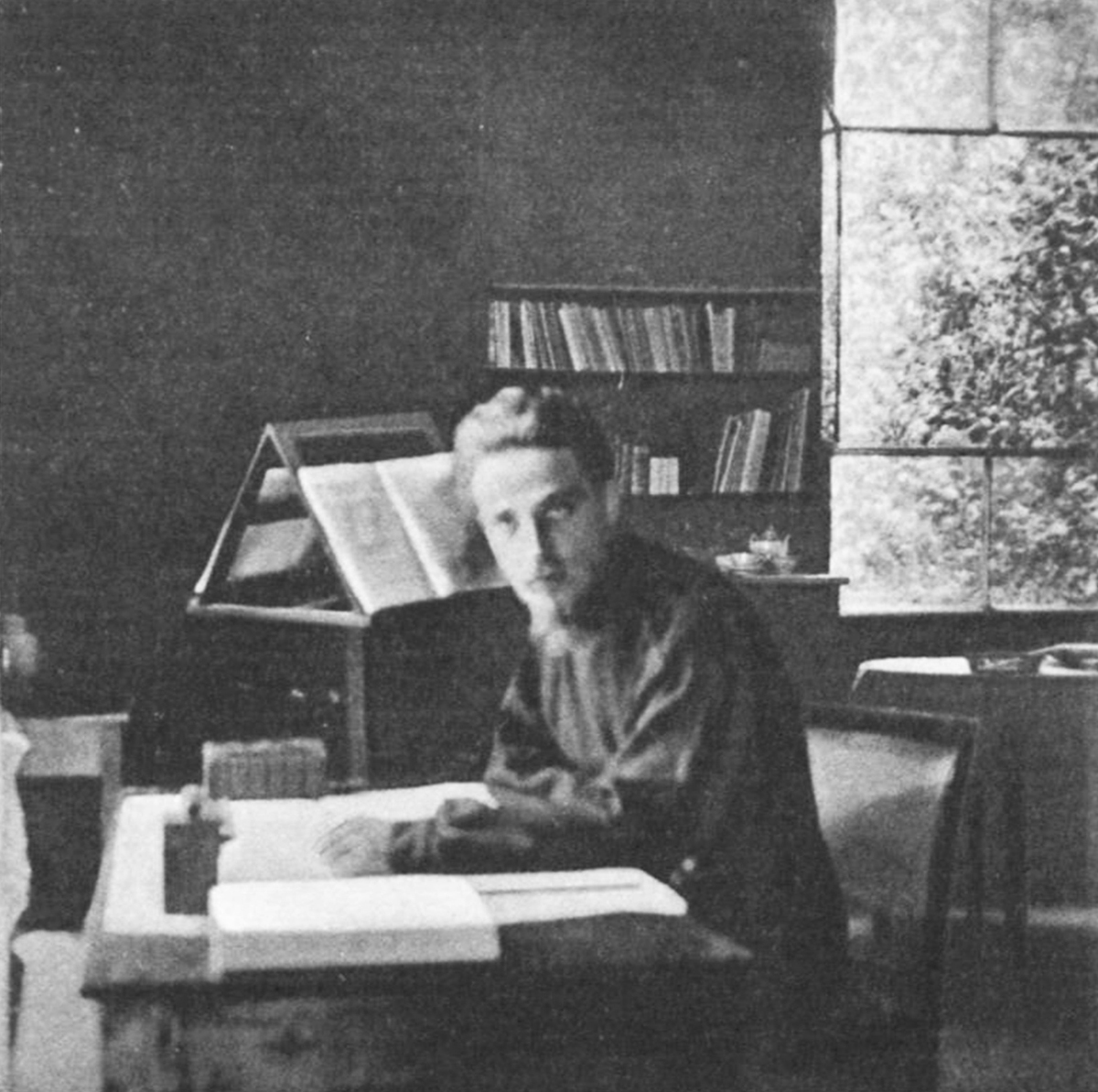 Rilke_im_Studio_al_Ponte_im_Garten_der_Villa_Strohl-Fern_in_Rom_1904