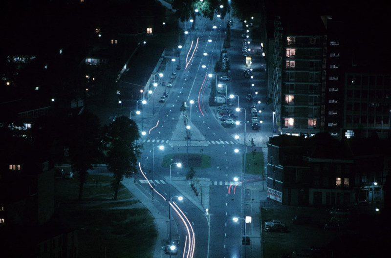 avond in een stad, auto's op een weg