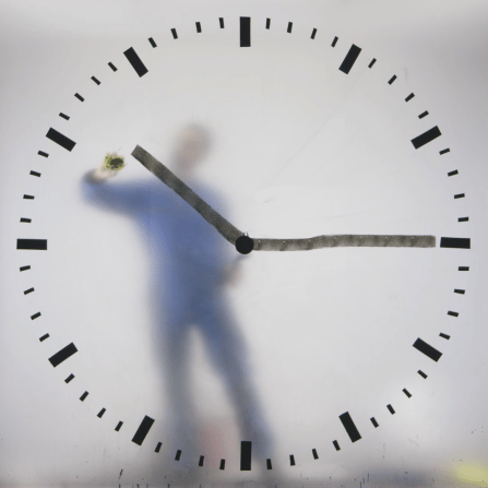 Schiphol-clock-still-image-1015