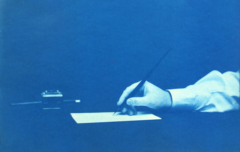schrijvende hand met vulpen en inktpot, cyanotype